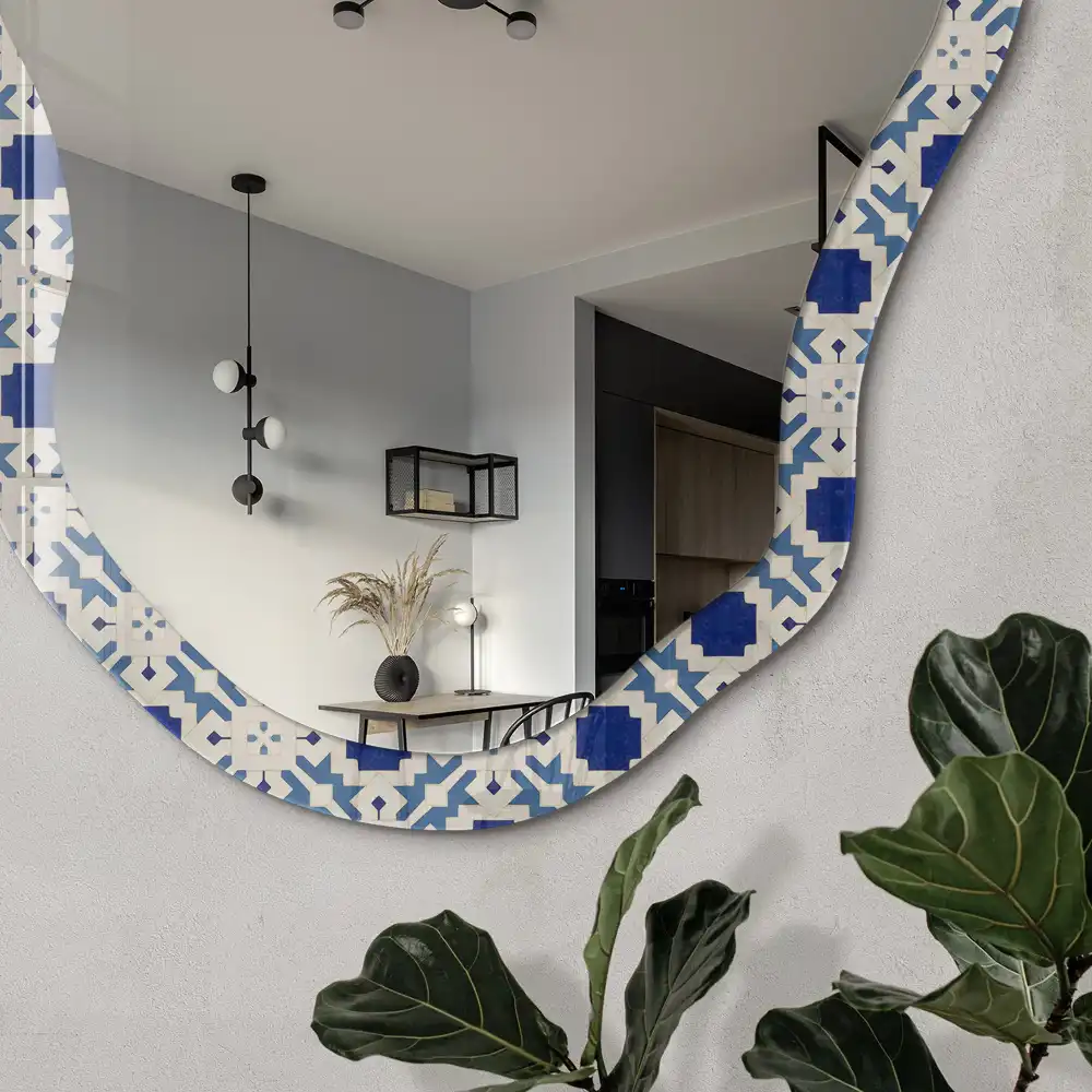Miroir décoratif irrégulier avec motif mosaïque bleue