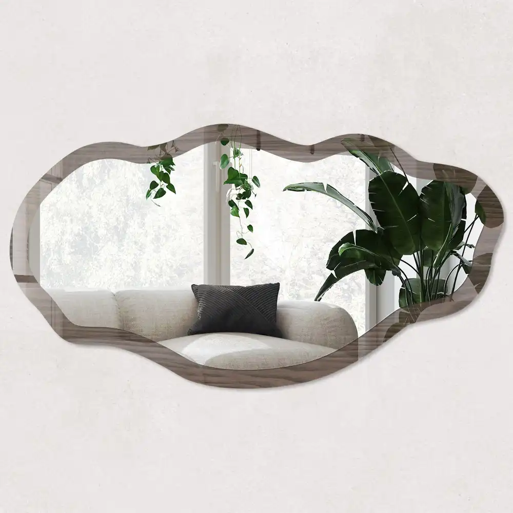 Miroir encadré de forme irrégulière avec structure en bois