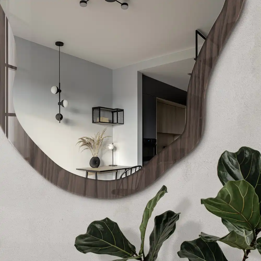 Miroir encadré de forme irrégulière avec structure en bois