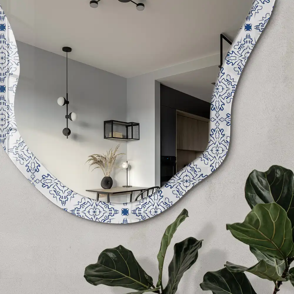 Miroir irrégulier à motifs géométriques dorés
