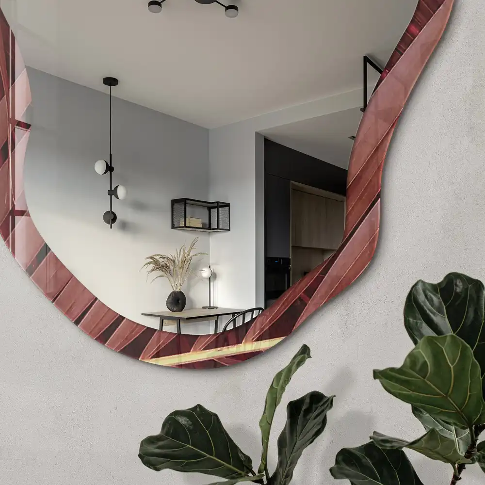 Miroir encadré à motif botanique de forme irrégulière
