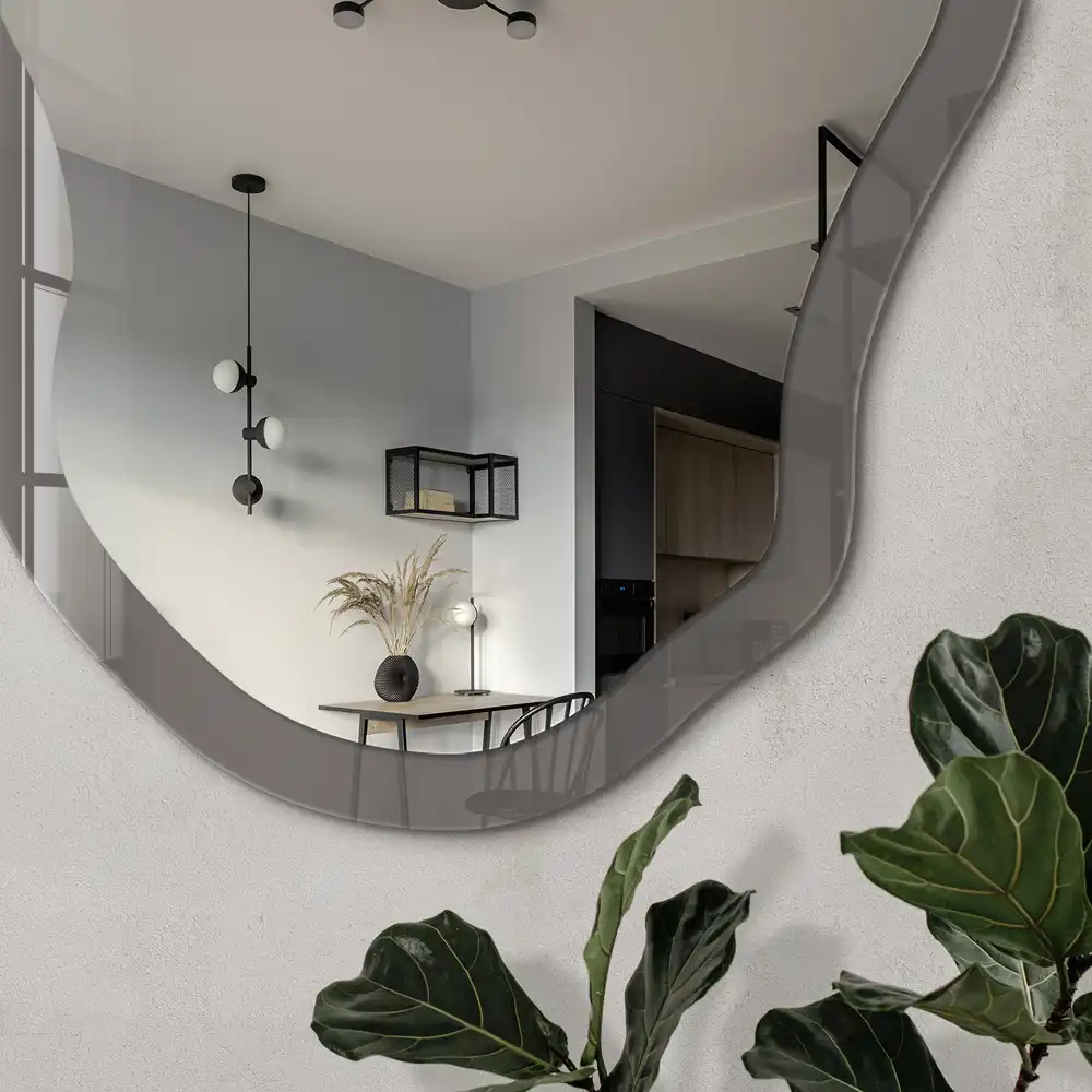 Miroir encadré de forme irrégulière gris foncé