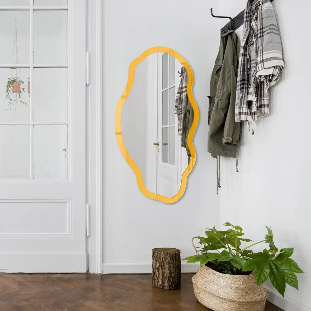 Miroir encadré à impression forme irrégulière jaune pierre