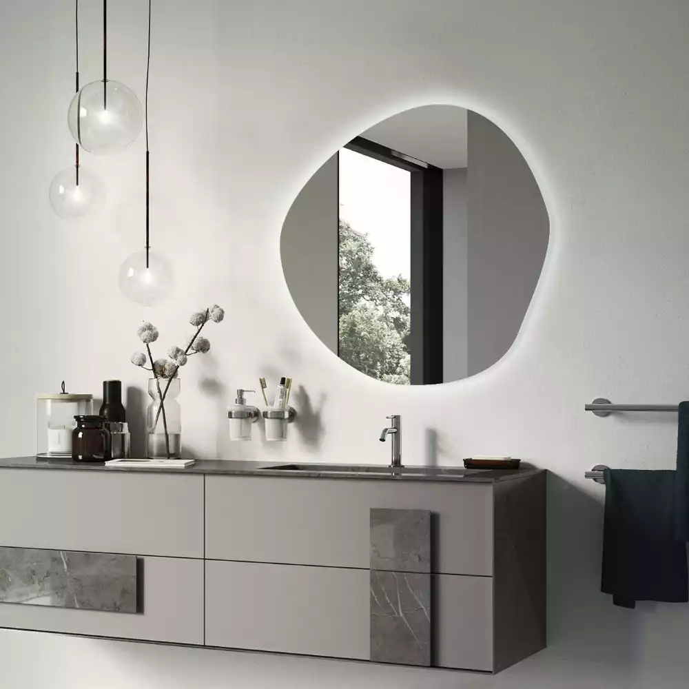 Miroir mural lumineux au design minimaliste et forme originale