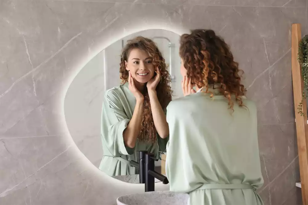 Miroir mural lumineux au design minimaliste et forme originale