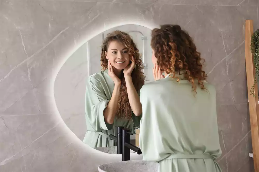 Miroir mural lumineux au design minimaliste et forme originale