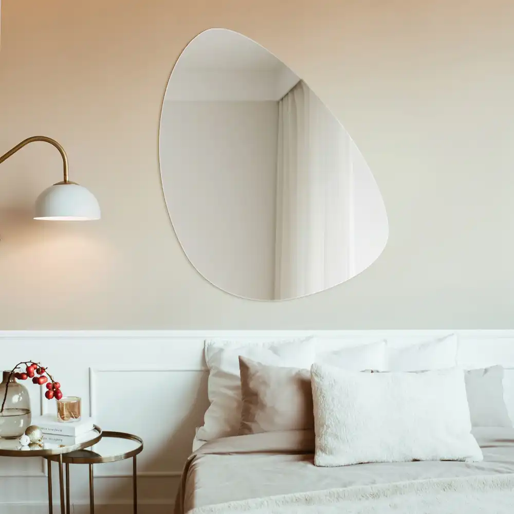 Miroir mural organique à la forme inhabituelle