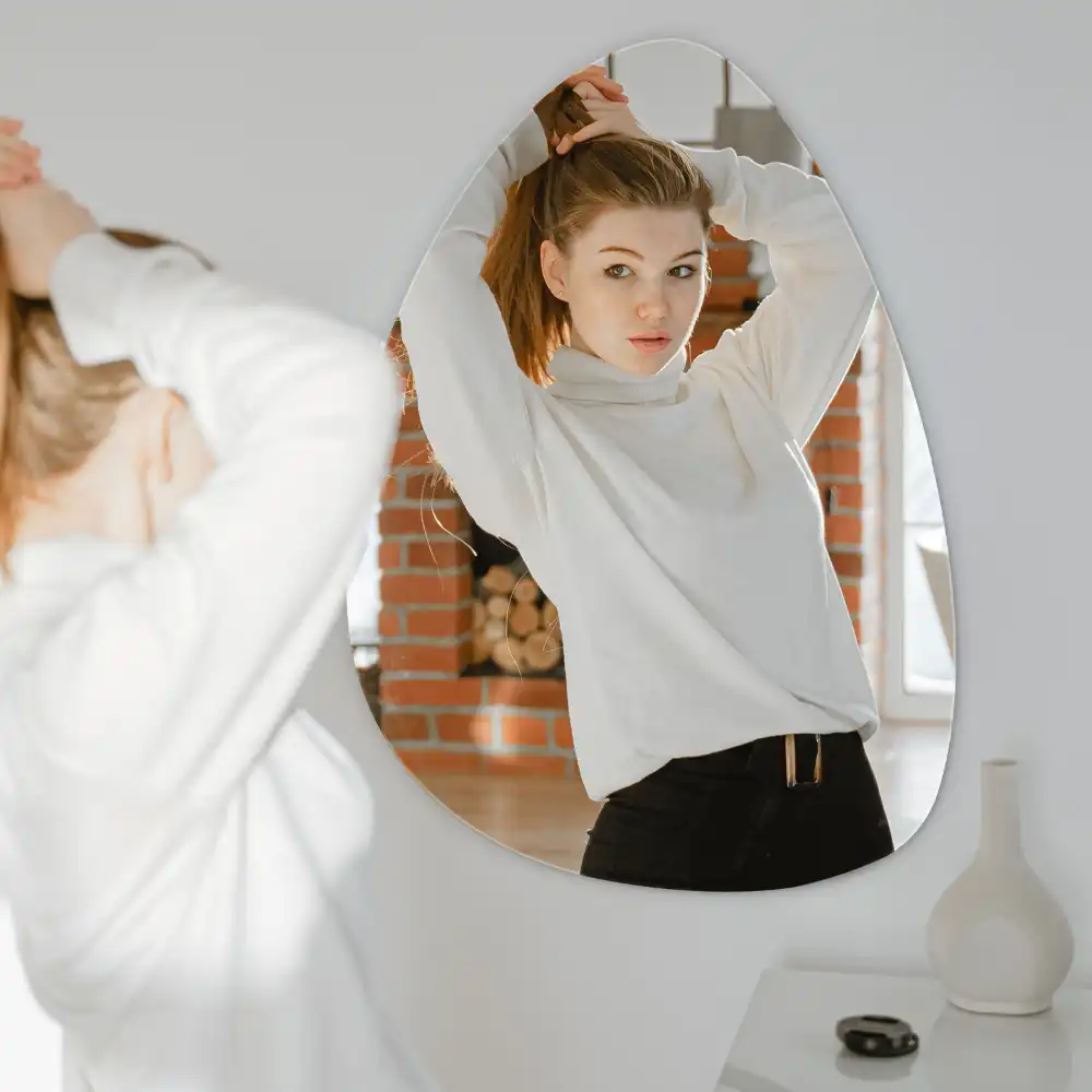 Miroir mural organique à la forme inhabituelle