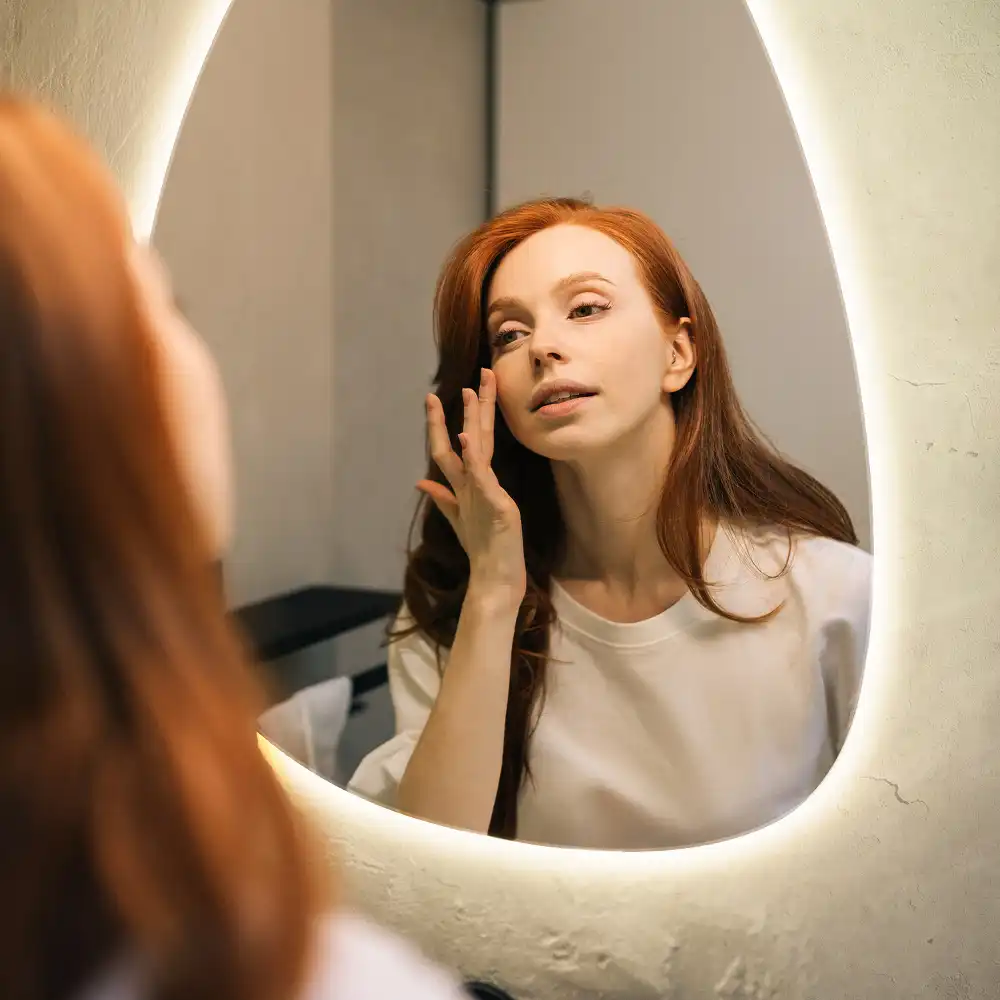 Miroir mural en forme d'œuf avec éclairage LED