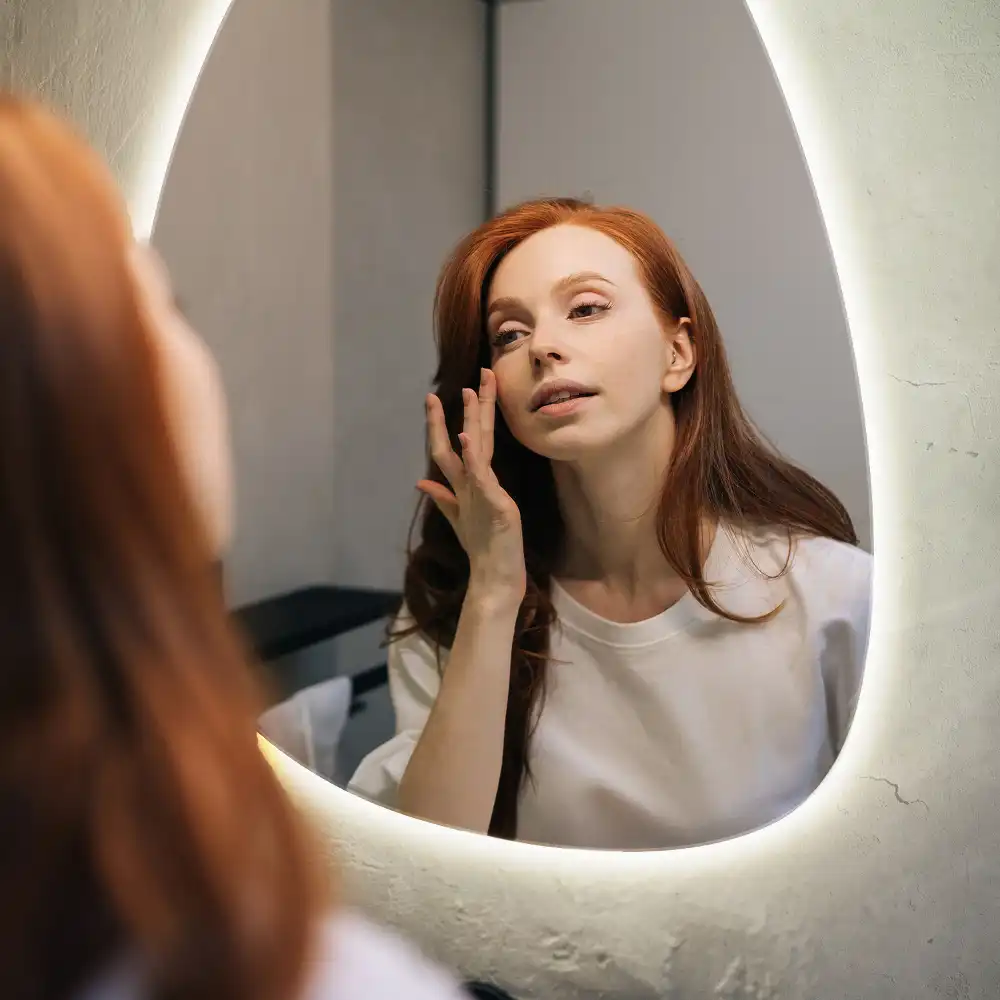Miroir mural en forme d'œuf avec éclairage LED