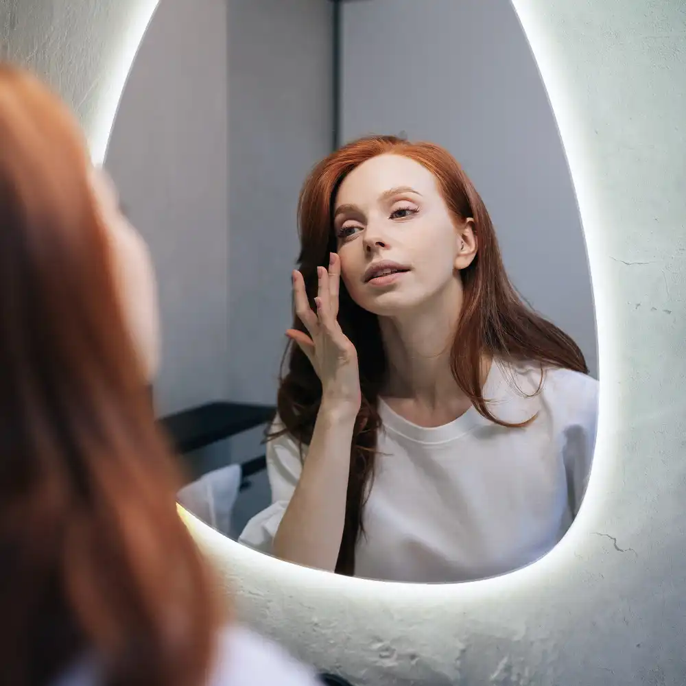 Miroir mural en forme d'œuf avec éclairage LED