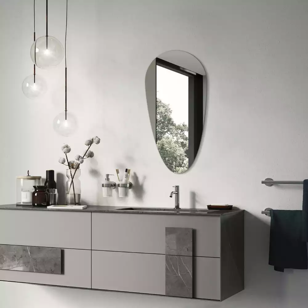 Miroir suspendu en forme de goutte d'eau