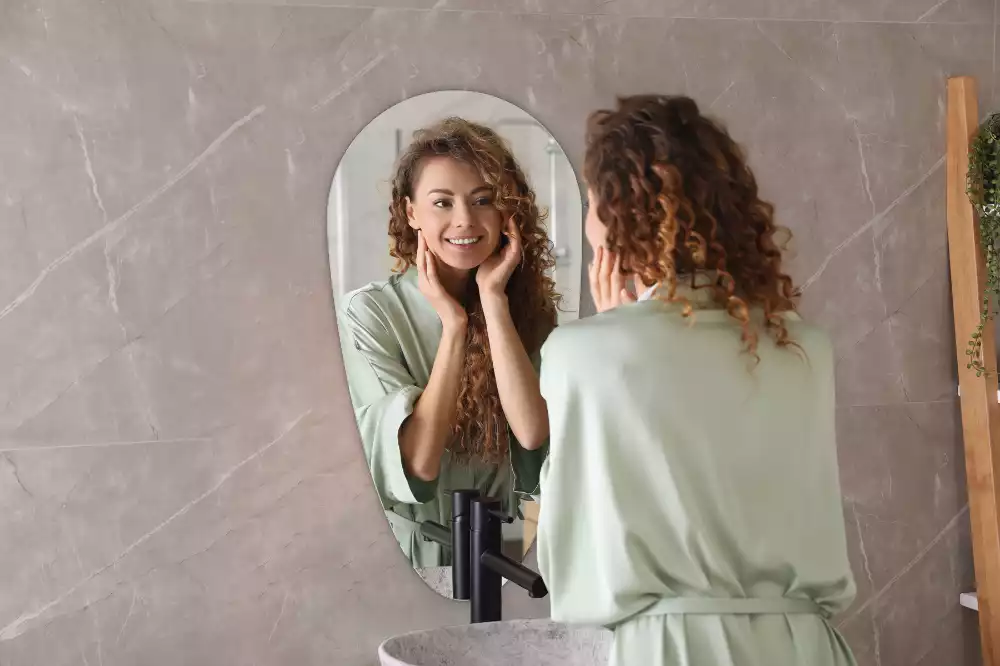 Miroir suspendu en forme de goutte d'eau