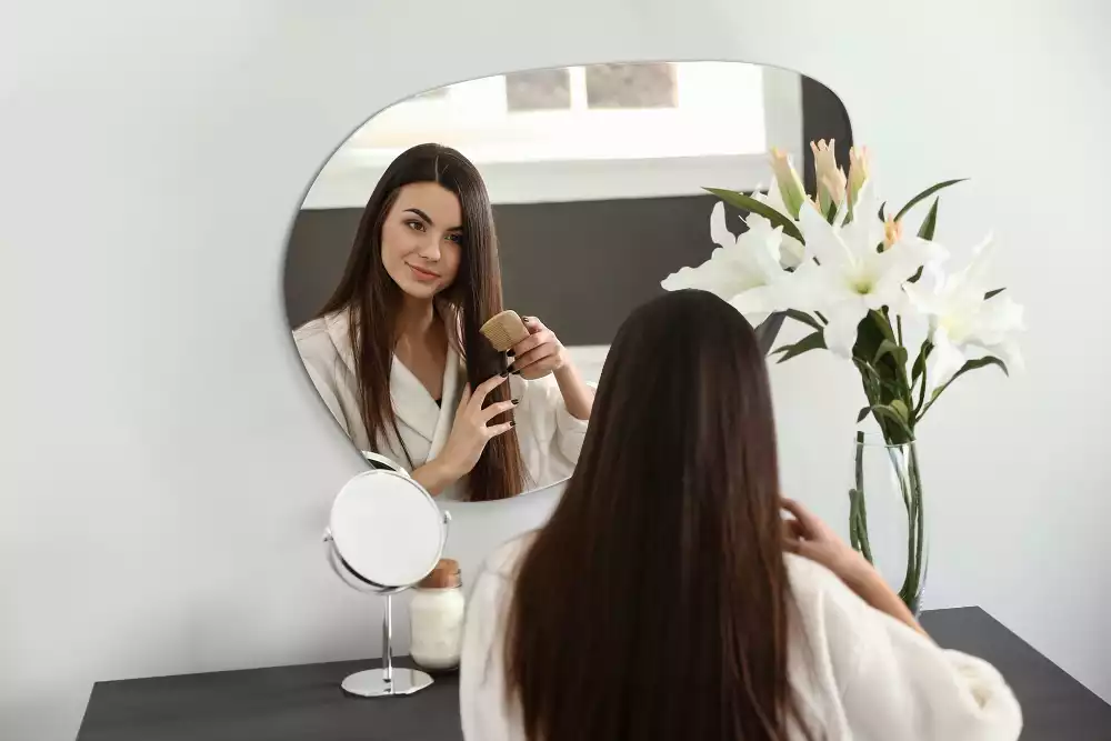 Miroir suspendu de forme organique moderne