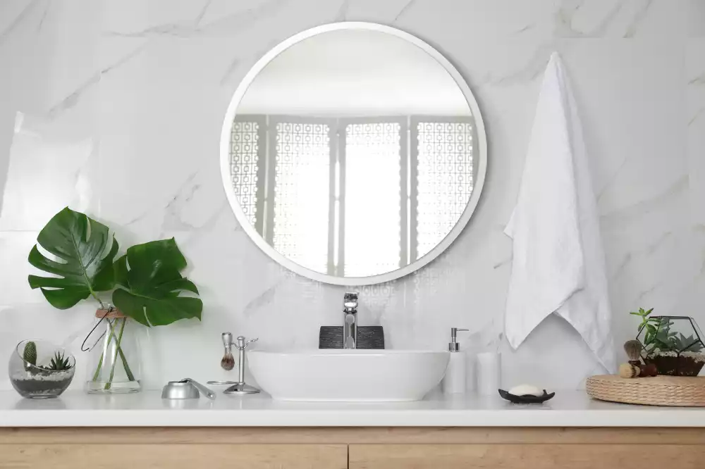Miroir rond suspendu avec cadre blanc
