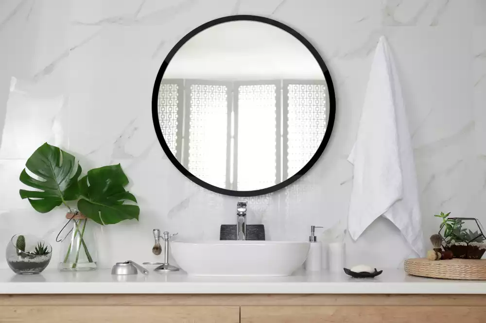 Miroir rond suspendu avec cadre noir