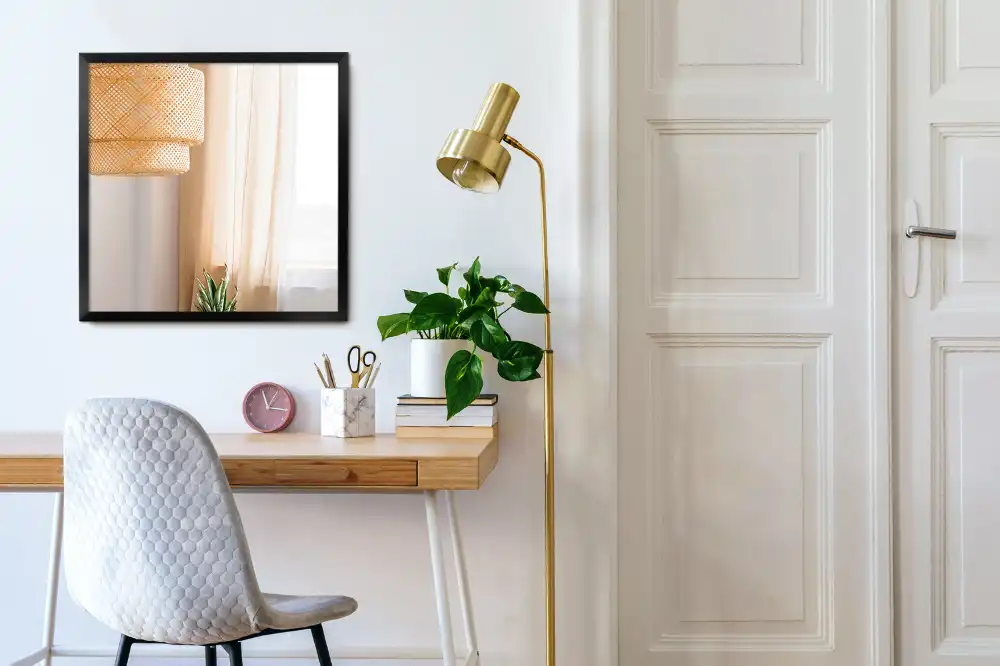 Miroir rectangulaire avec cadre noir suspendu