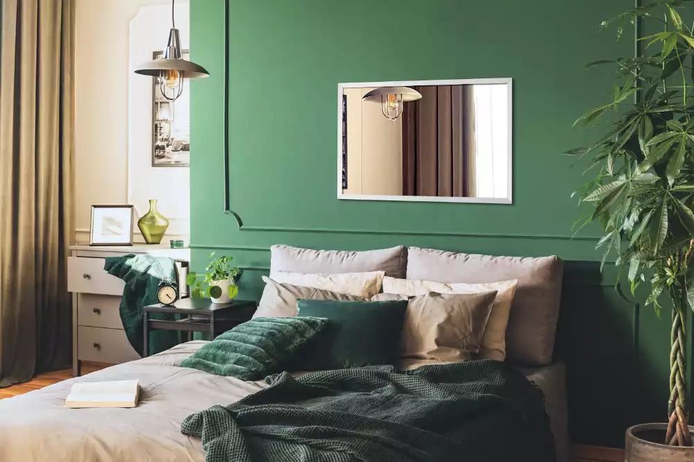Miroir rectangulaire avec cadre blanc suspendu