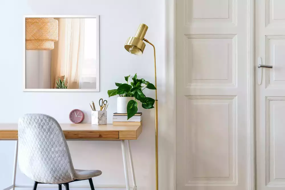Miroir rectangulaire avec cadre blanc suspendu