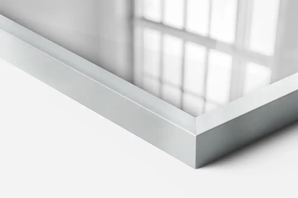 Miroir rectangulaire avec cadre argenté à suspendre