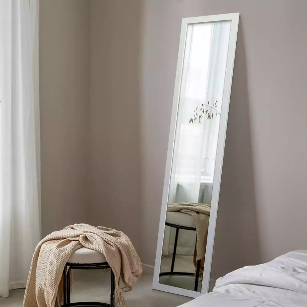 Miroir sur pied avec cadre blanc minimaliste