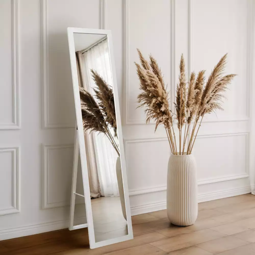 Miroir sur pied avec cadre blanc minimaliste