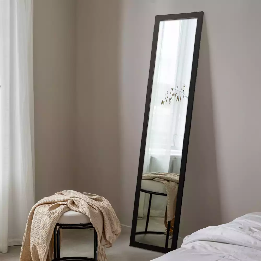 Grand miroir sur pied avec cadre noir élégant