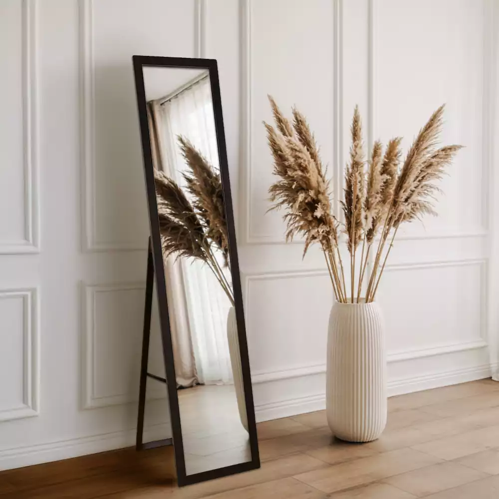Grand miroir sur pied avec cadre noir élégant
