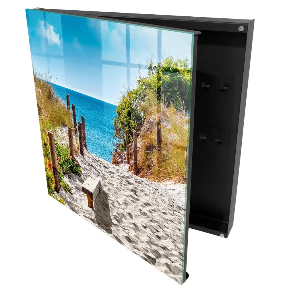 Armoire à clés chemin sablonneux au bord de la mer