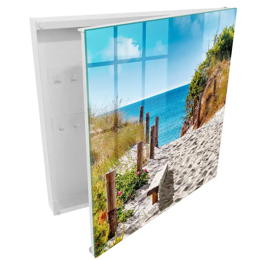 Armoire à clés chemin sablonneux au bord de la mer