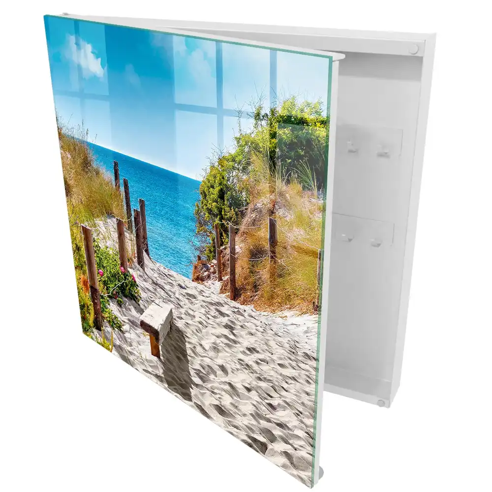 Armoire à clés chemin sablonneux au bord de la mer