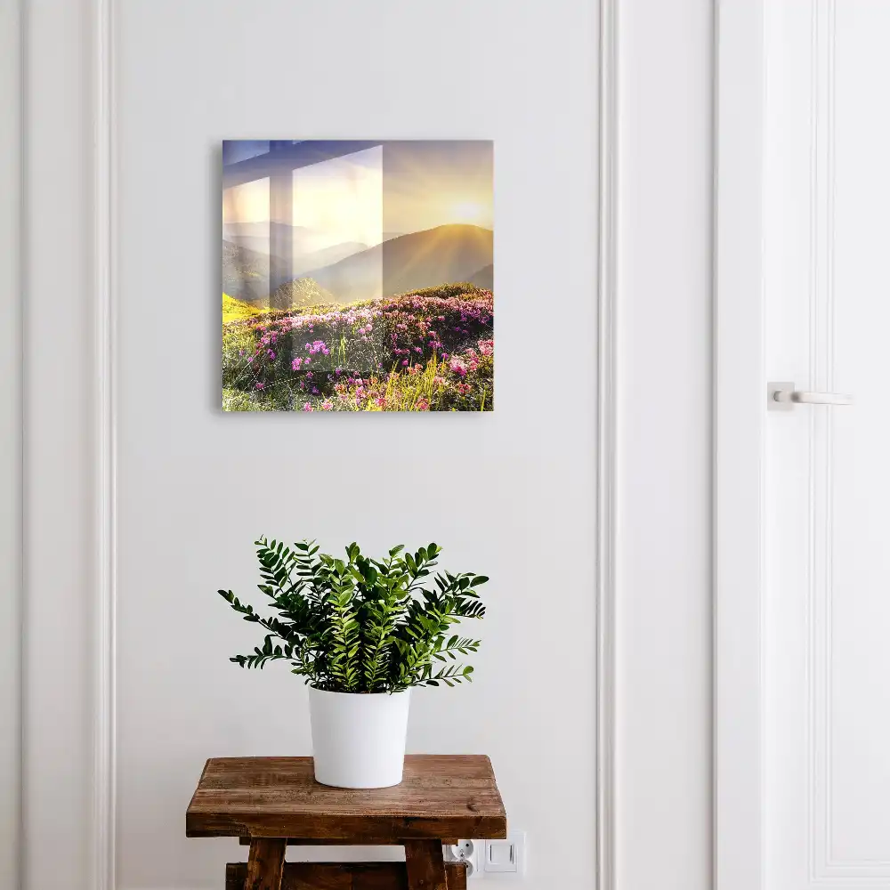 Boîte à clés montagnes et fleurs roses au lever du soleil