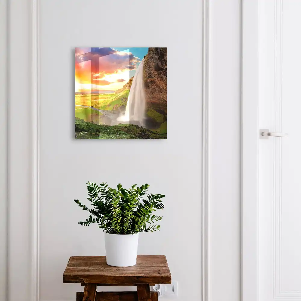 Boîte à clés un paysage pittoresque avec une cascade et de la verdure en arrière-plan