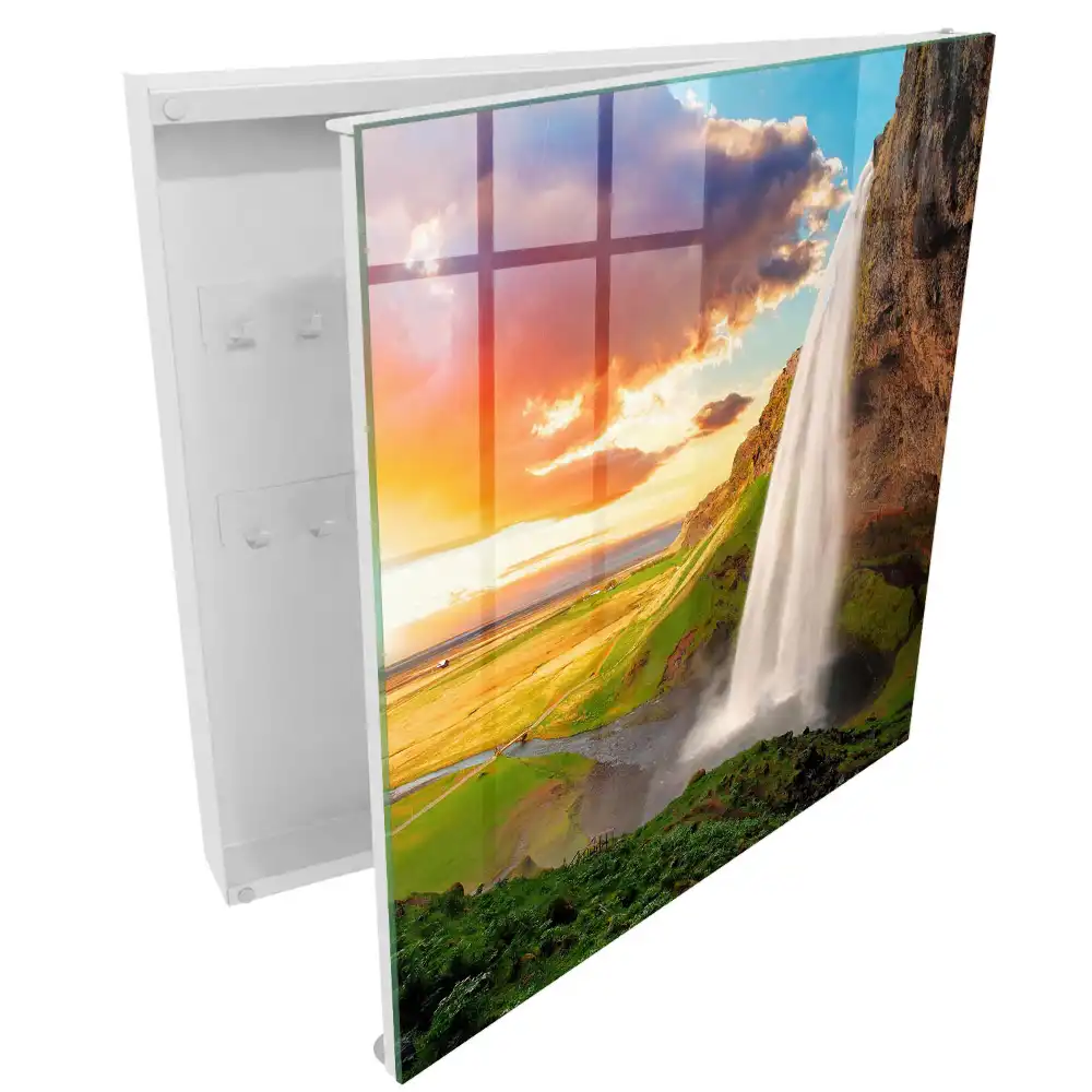 Boîte à clés un paysage pittoresque avec une cascade et de la verdure en arrière-plan