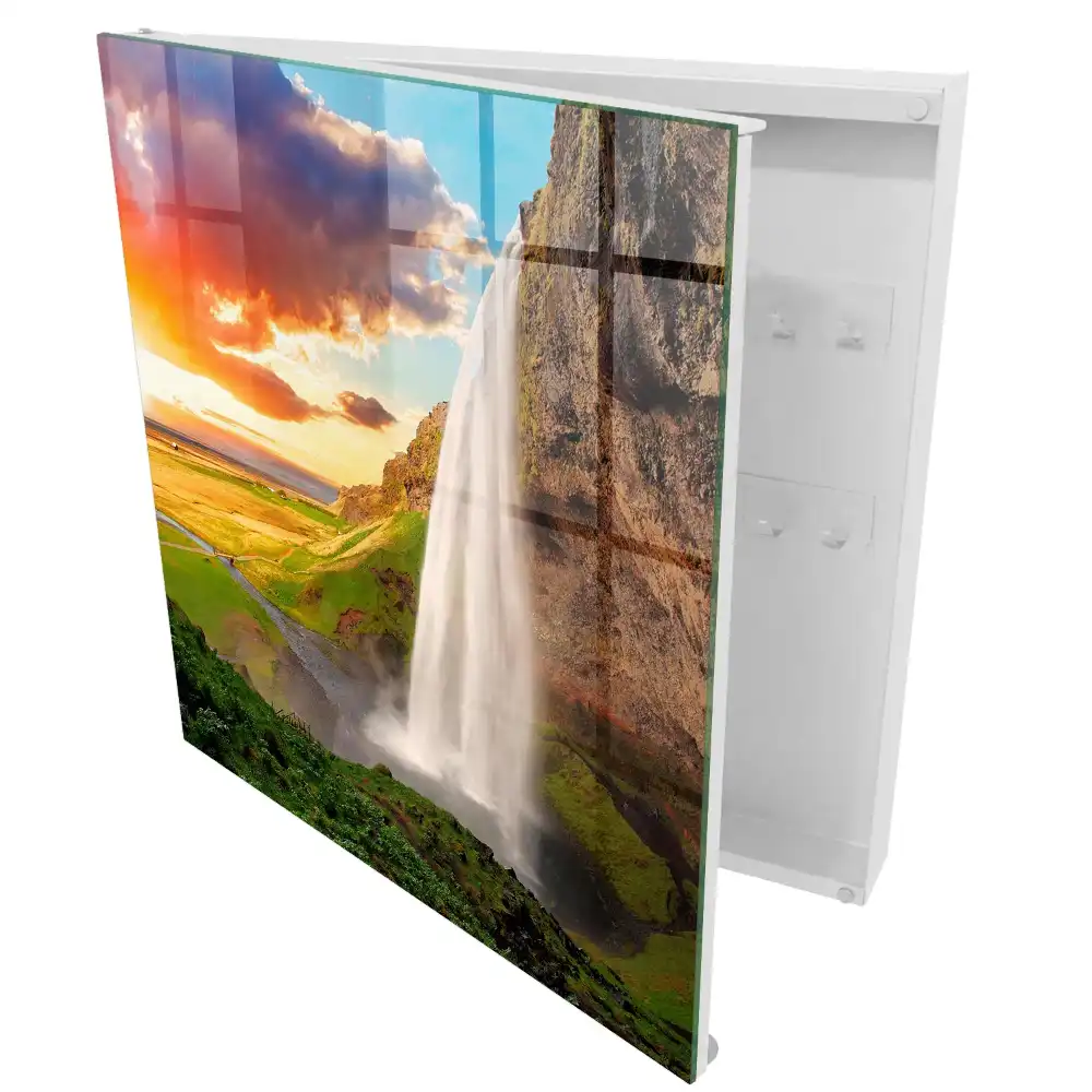 Boîte à clés un paysage pittoresque avec une cascade et de la verdure en arrière-plan