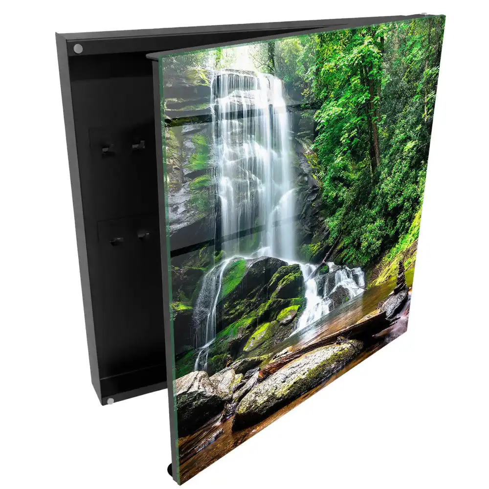 Armoire à clés une cascade entourée d'une végétation luxuriante