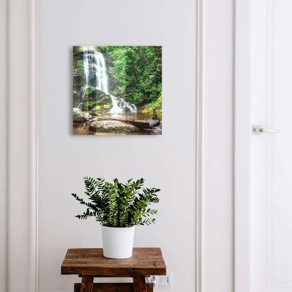 Armoire à clés une cascade entourée d'une végétation luxuriante