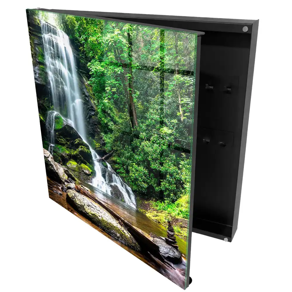 Armoire à clés une cascade entourée d'une végétation luxuriante