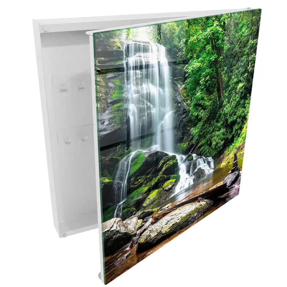 Armoire à clés une cascade entourée d'une végétation luxuriante
