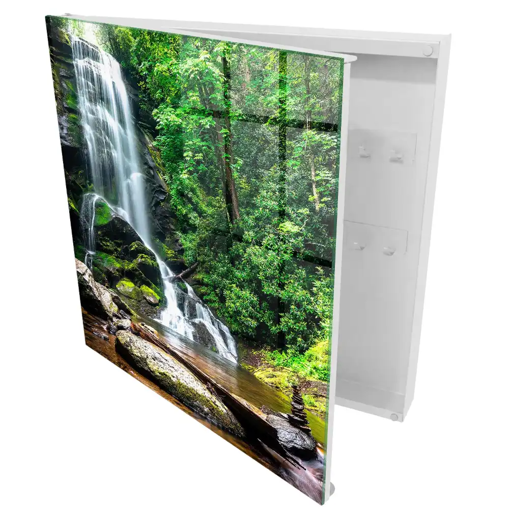 Armoire à clés une cascade entourée d'une végétation luxuriante