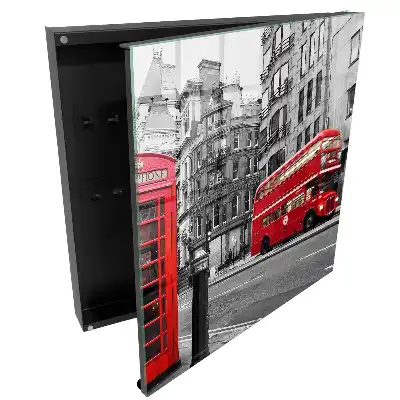 Armoire à clés bus rouge et cabine téléphonique
