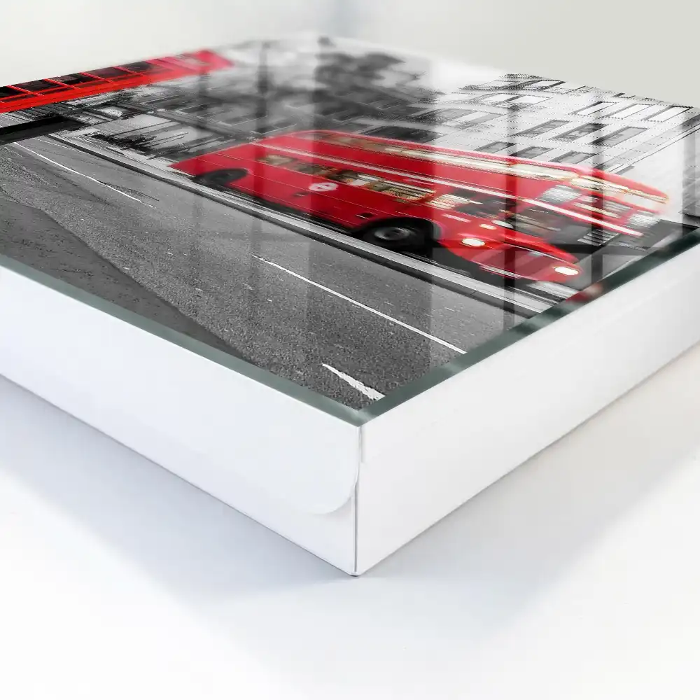 Armoire à clés bus rouge et cabine téléphonique