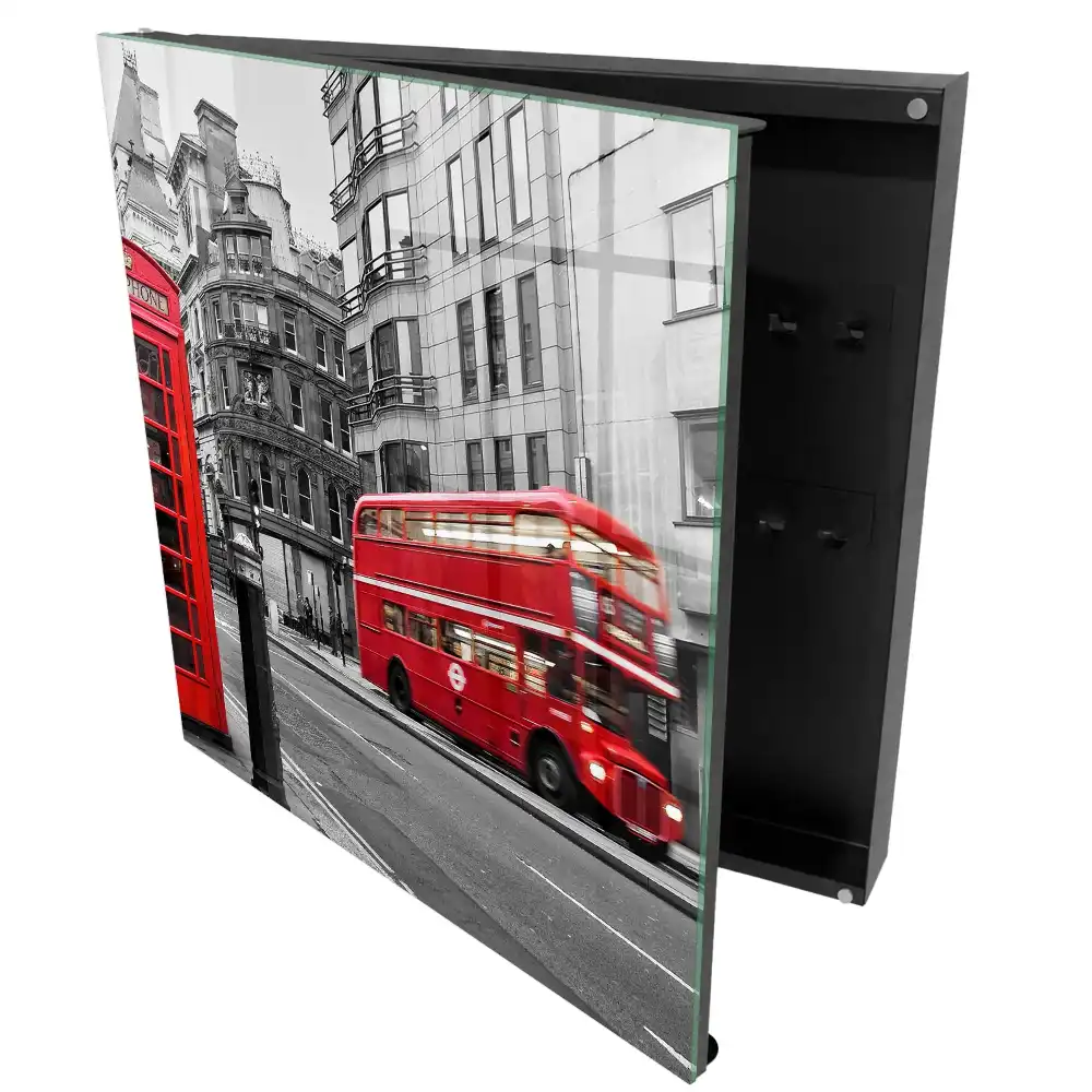 Armoire à clés bus rouge et cabine téléphonique