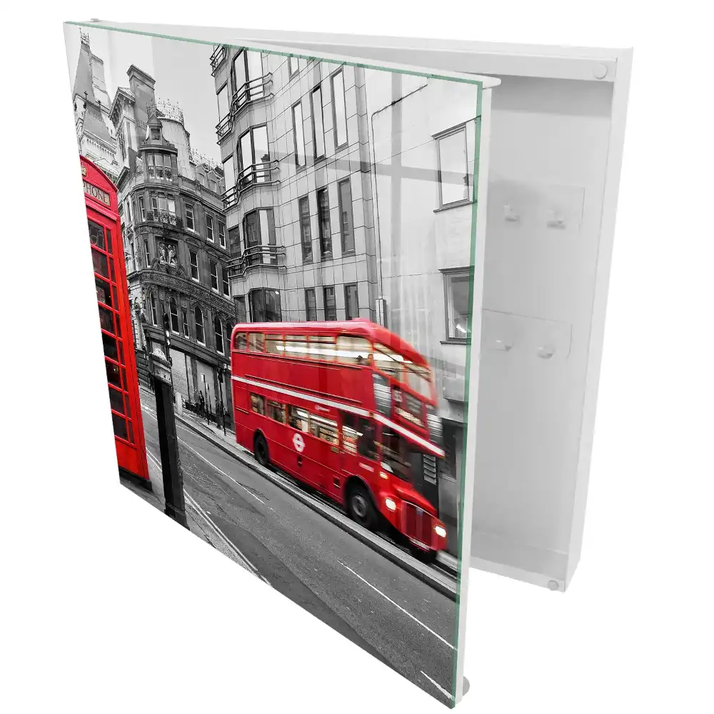 Armoire à clés bus rouge et cabine téléphonique