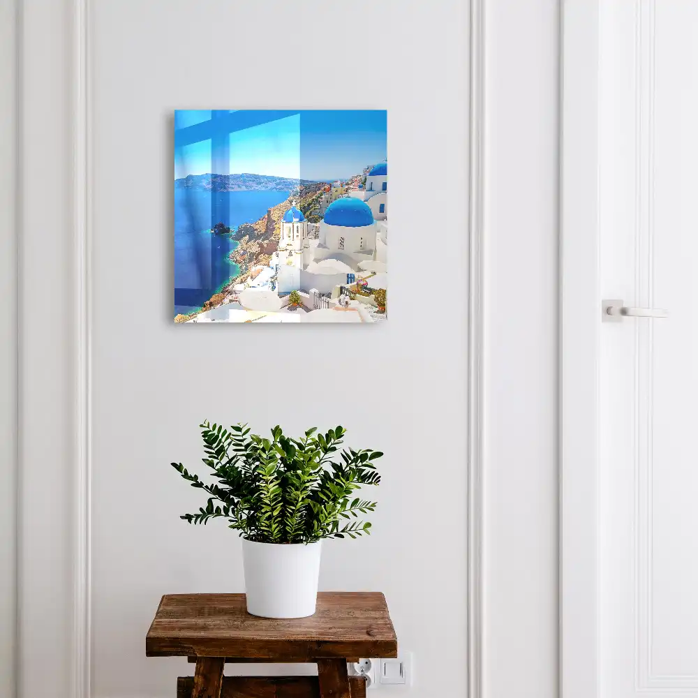Boîte à clés murale bâtiments blancs aux dômes bleus au bord de la mer