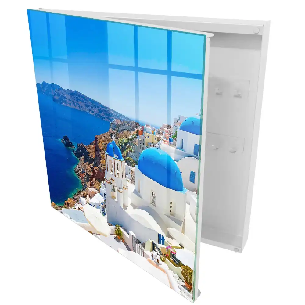 Boîte à clés murale bâtiments blancs aux dômes bleus au bord de la mer