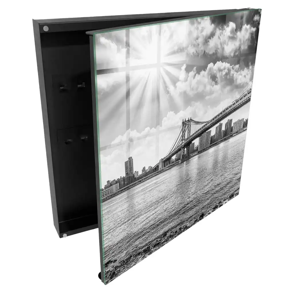 Armoire à clés pont de ville en noir et blanc sous les rayons du soleil