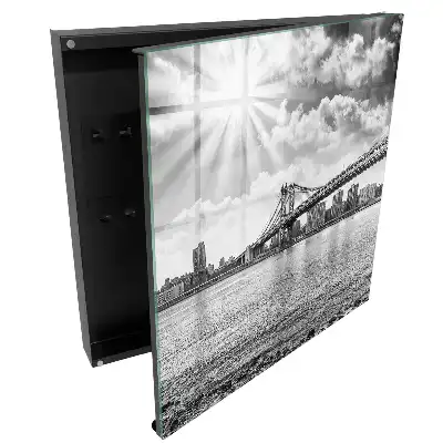 Armoire à clés pont de ville en noir et blanc sous les rayons du soleil