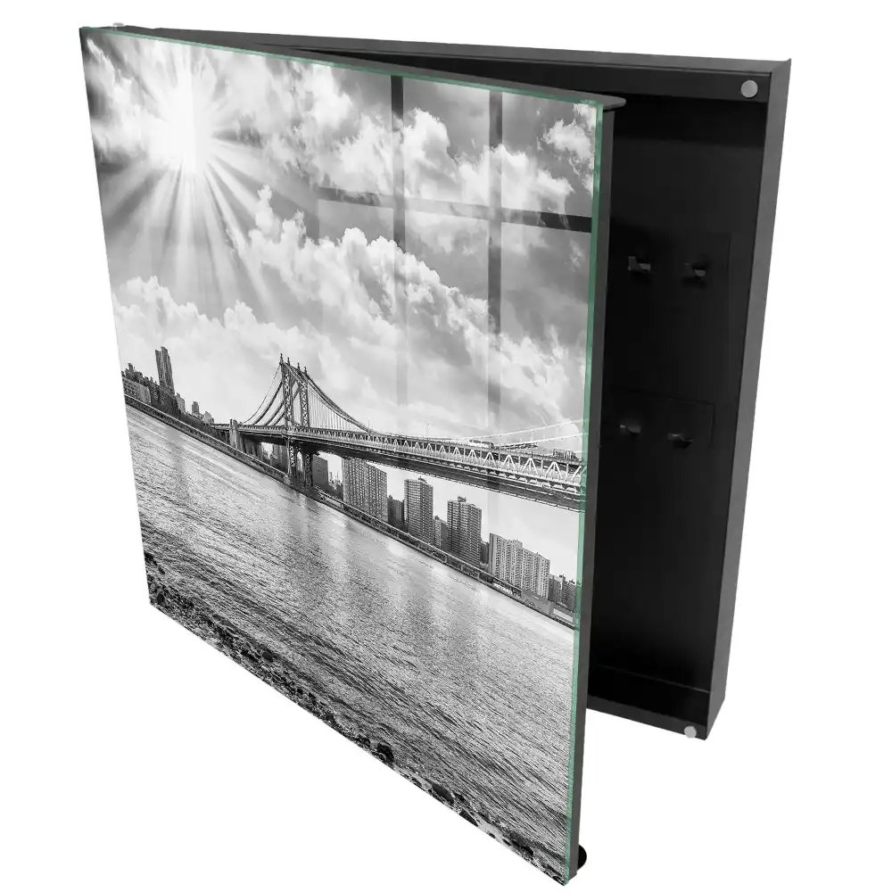 Armoire à clés pont de ville en noir et blanc sous les rayons du soleil