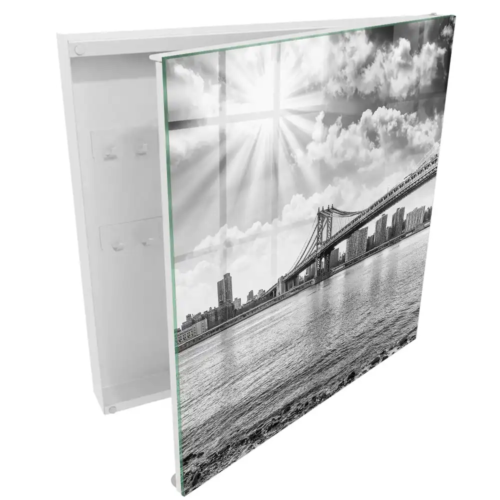 Armoire à clés pont de ville en noir et blanc sous les rayons du soleil
